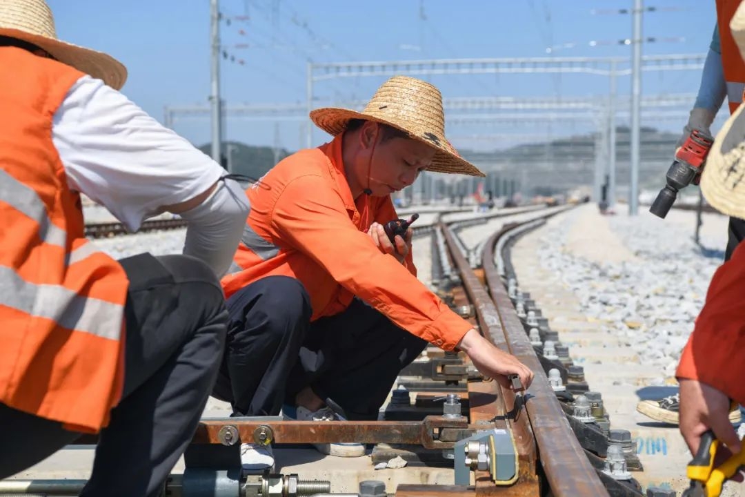 他們分佈在沿線各個車站,站場和鐵路區間,負責興泉鐵路清流至泉州段