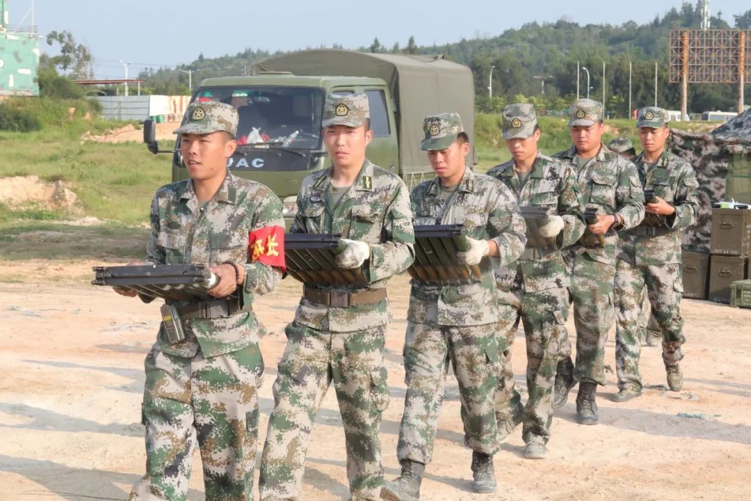 省軍區黨委首長高度重視此次實彈射擊,省軍區王司令員,史副政委親臨