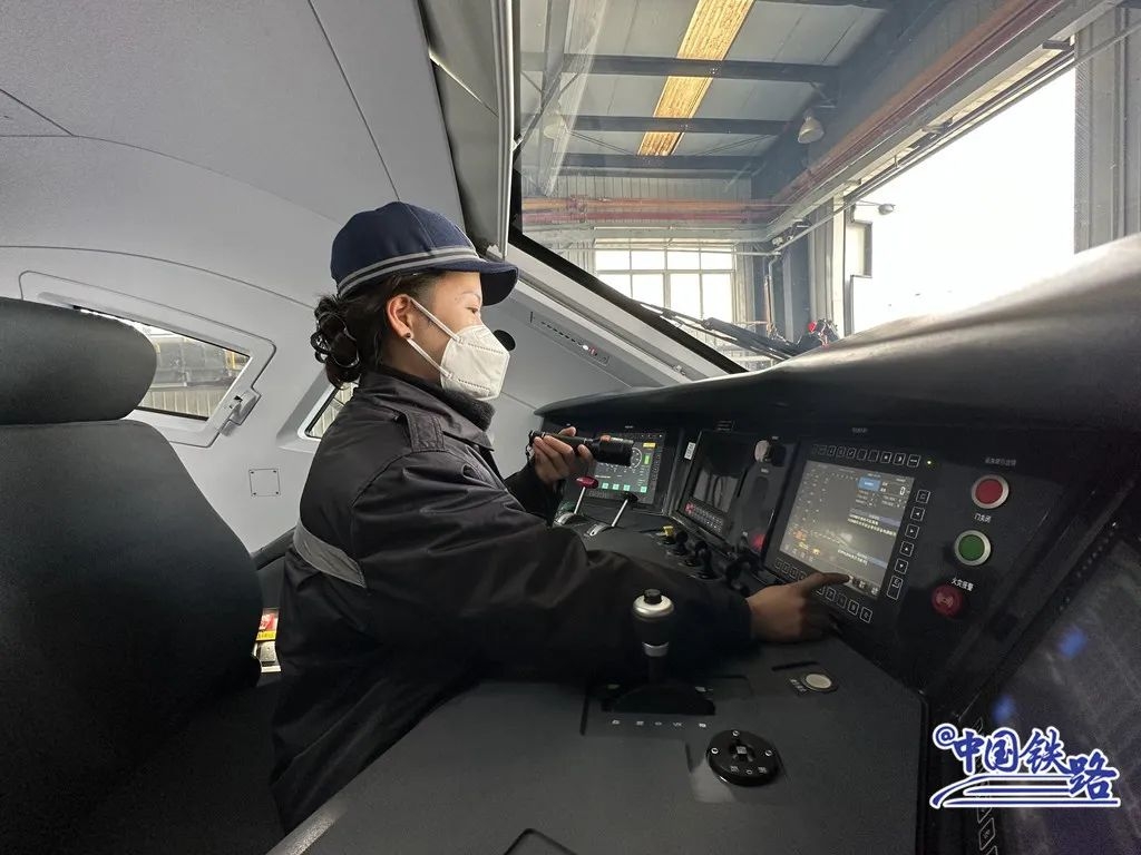 注意看这种新型cr200j复兴号不一样