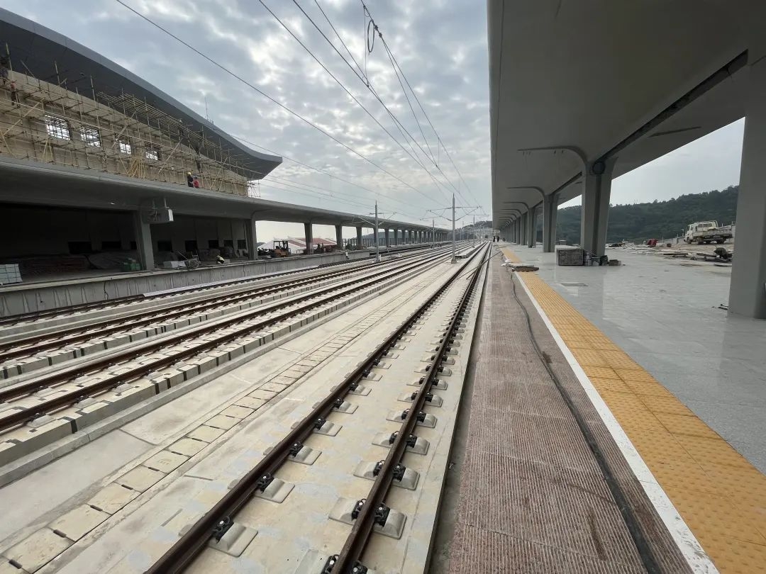 連日來,在泉港高鐵站站前廣場及配套工程施工現場,車輛來回穿梭,工人