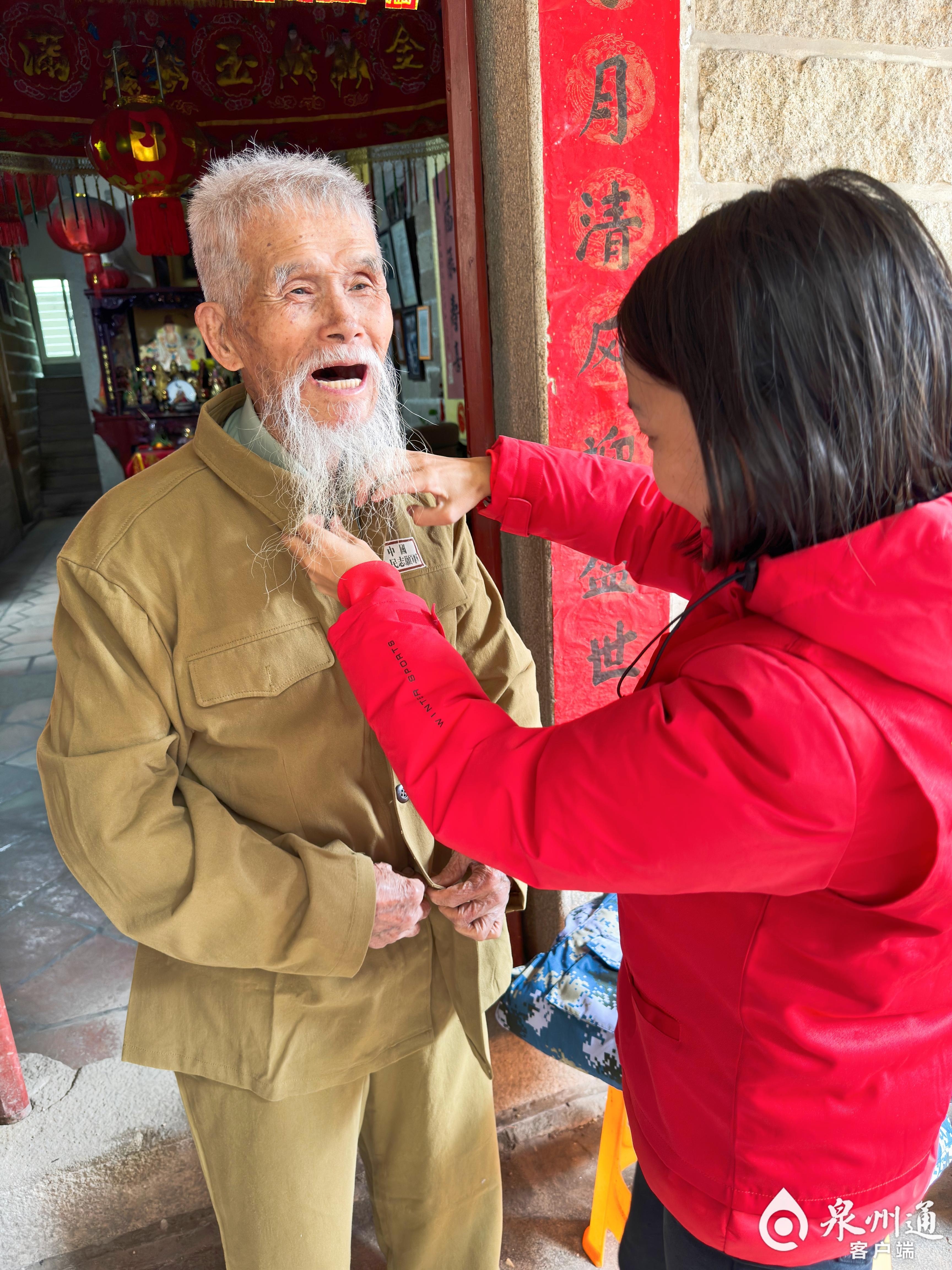 他激昂地唱起《中國人民志願軍戰歌》,並行了一個軍禮.