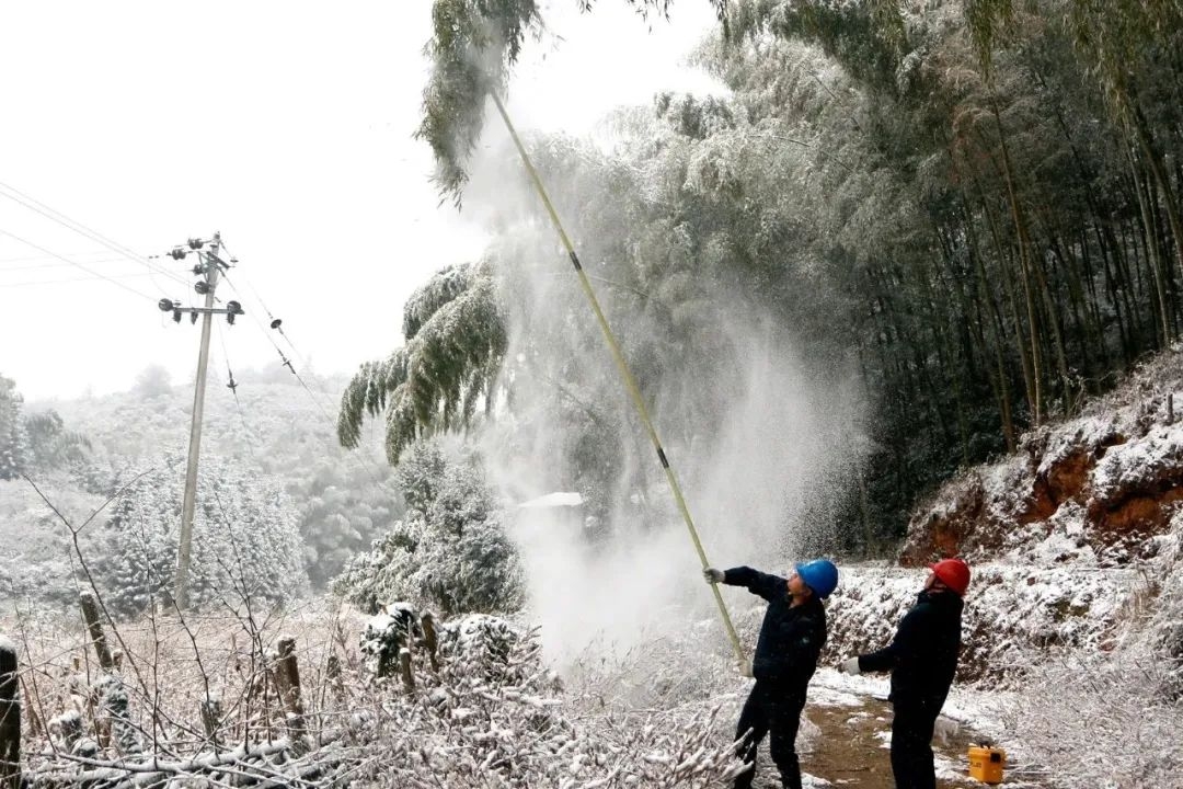 保群眾用電安全延平區茫蕩鎮高山路段路面結冰,高山雪景吸引眾多市民