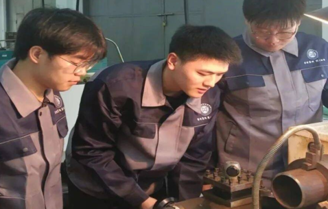 发展现代职业教育，用技术技能点亮学生未来的路